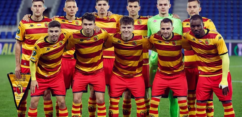 Jagiellonia squad posing before the match