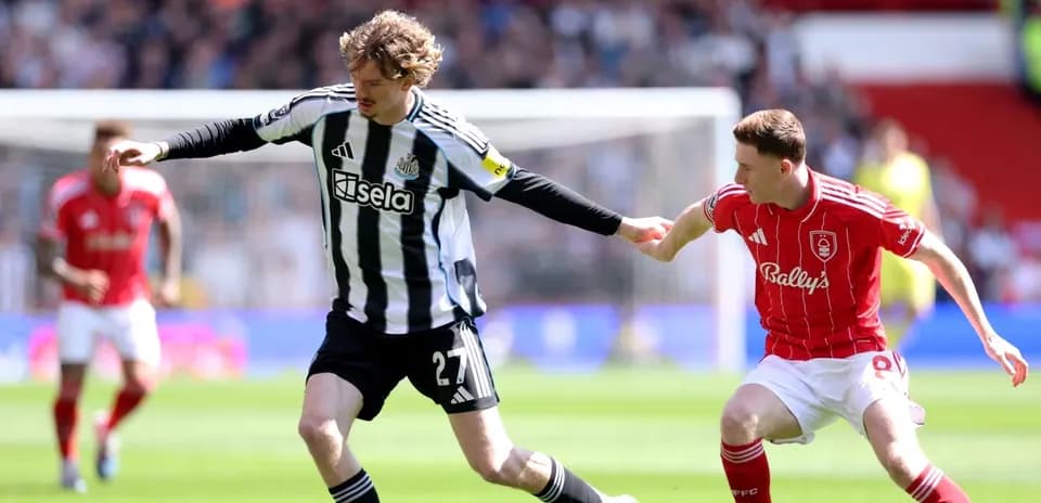 Newcastle player challenges Nottingham Forest player