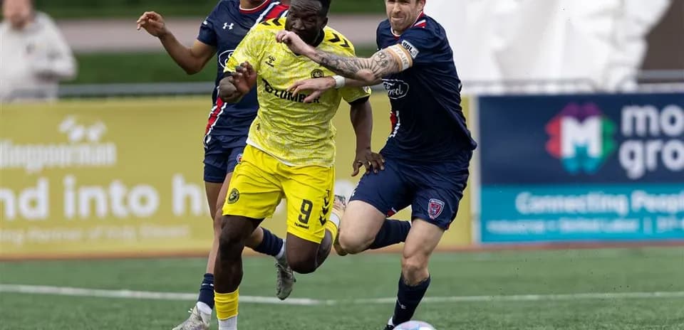 Pittsburgh Riverhounds player challenged by Indy Eleven opponent