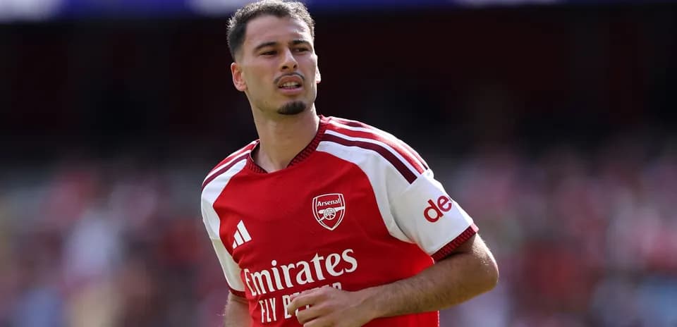 Player in Arsenal jersey on the pitch