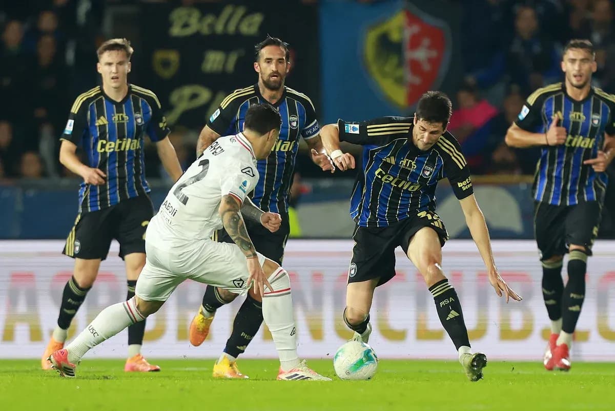 Cremonese and Pisa players in action