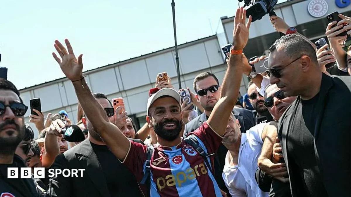 Player waving to fans during arrival event