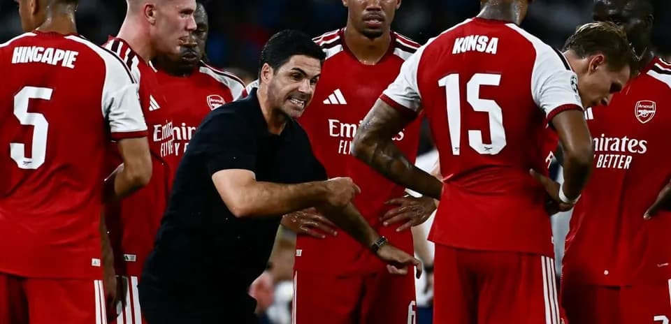 Arsenal coach discussing strategy with players during timeout