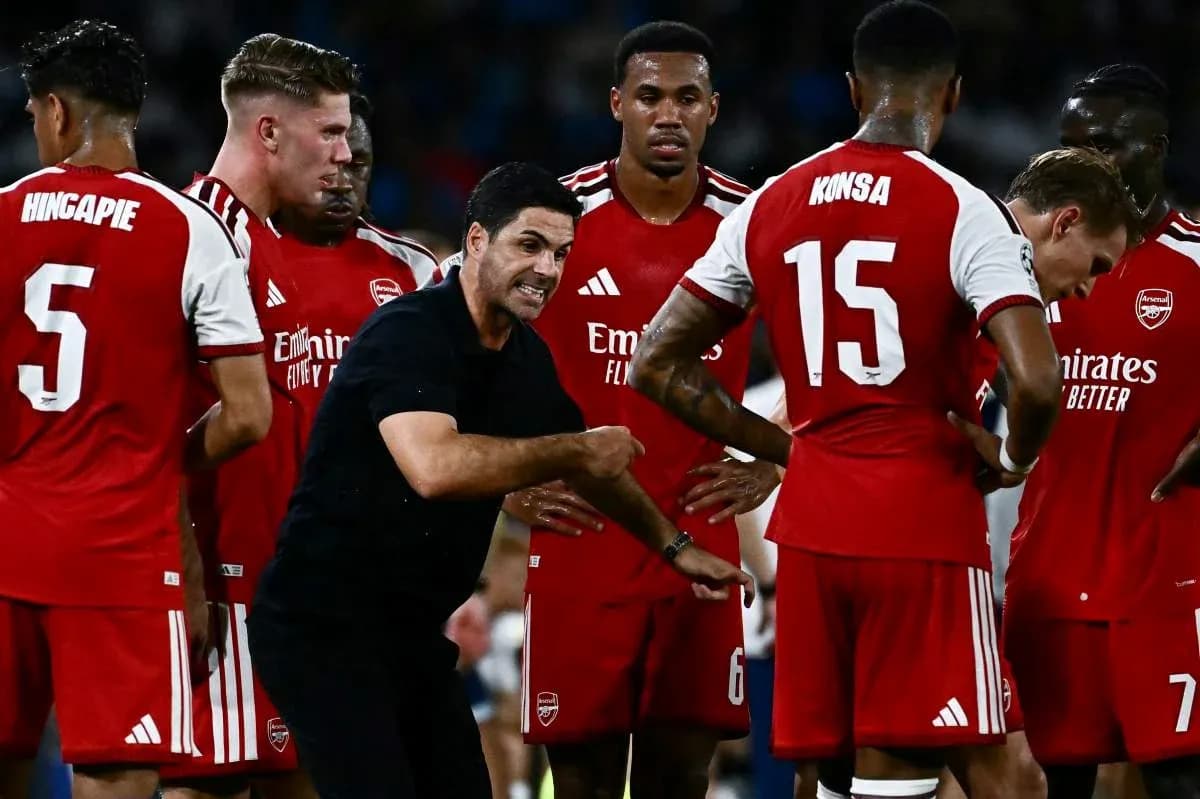 Arsenal coach discussing strategy with players during timeout
