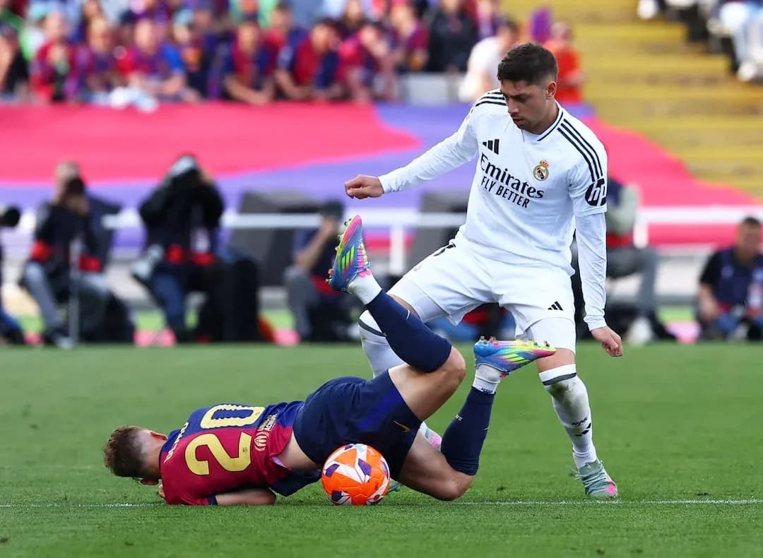 Barcelona player falls during match against Real Madrid