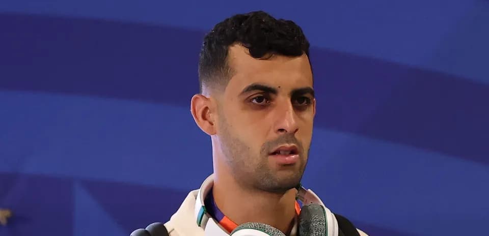 Player wearing headphones, arriving at event venue