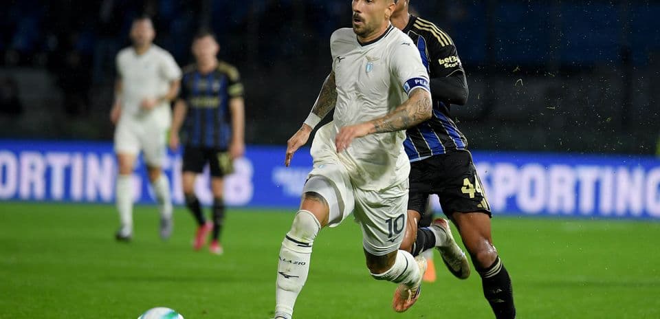 Lazio player dribbling against Pisa defender