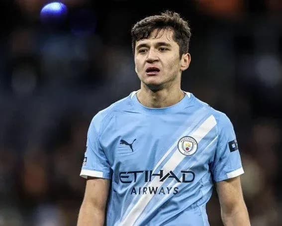 Player in light blue Manchester City kit on field