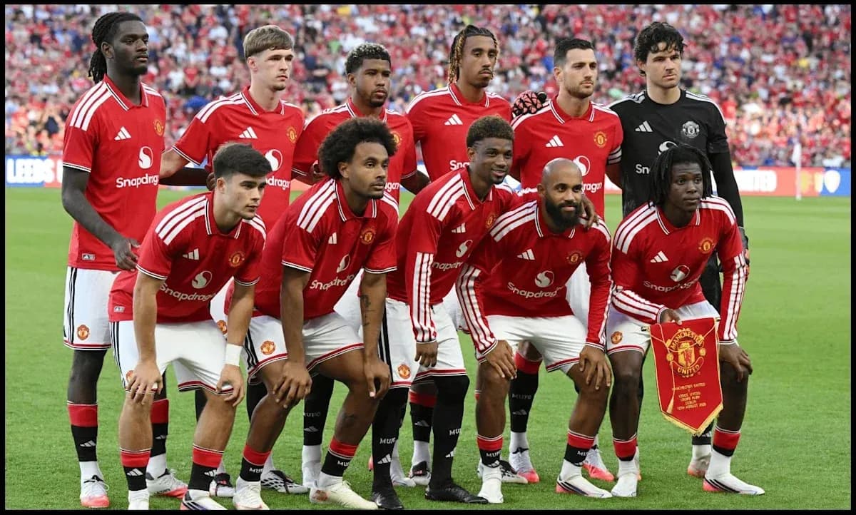 Manchester United team posing for group photo