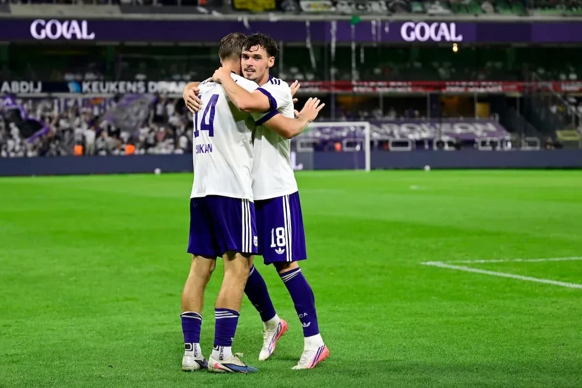 Anderlecht players celebrating a goal