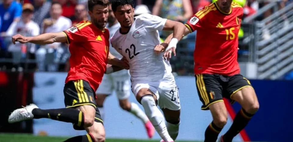 Players from Egypt and Belgium competing for the ball