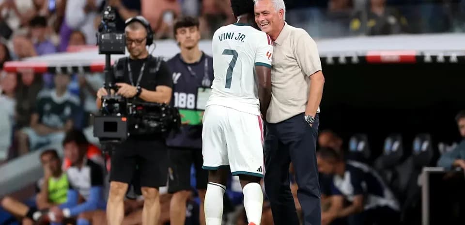 Vini Jr. and manager interacting on the sidelines