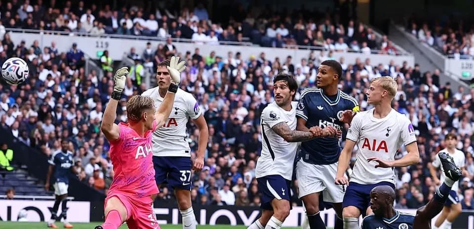 Players contesting during Tottenham vs Newcastle match
