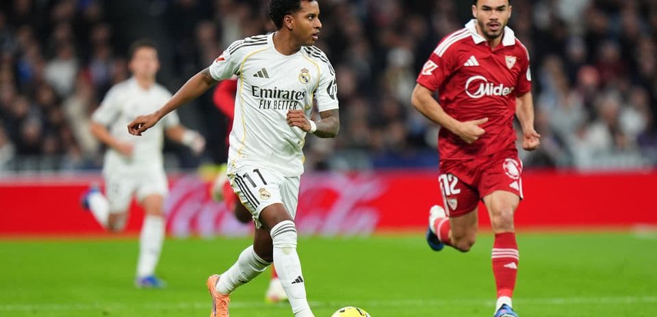 Real Madrid player dribbling past Sevilla defender