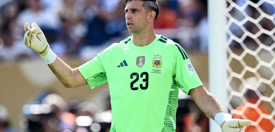 Goalkeeper in green kit gesturing during match
