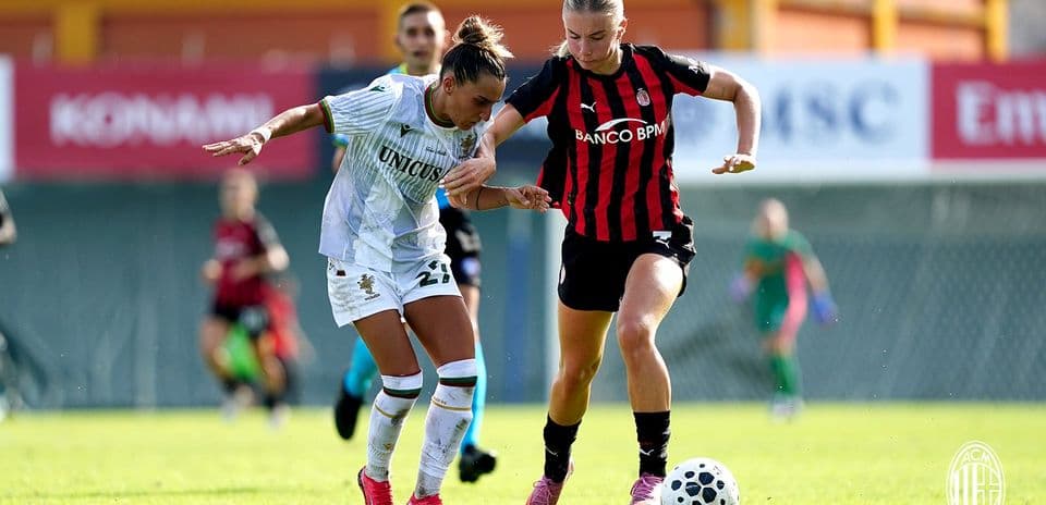 Ternana W player challenging AC Milan W player