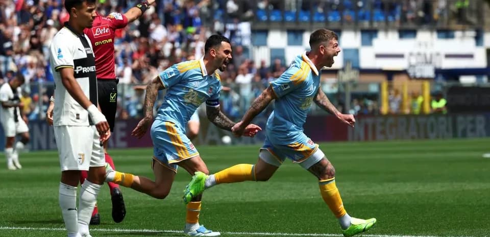 Players celebrating a goal during Como vs Parma