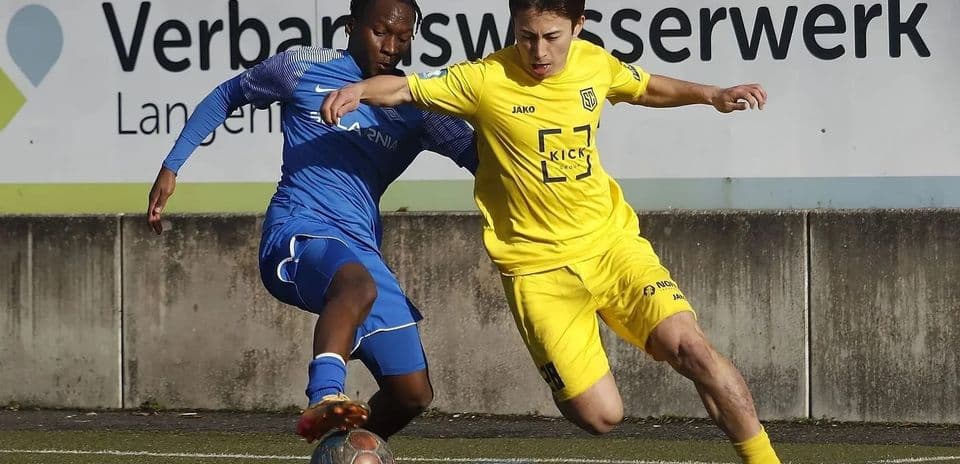 Players competing for the ball in Oberliga match