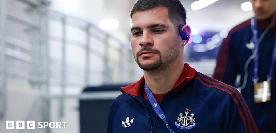 Player arriving at stadium wearing team tracksuit