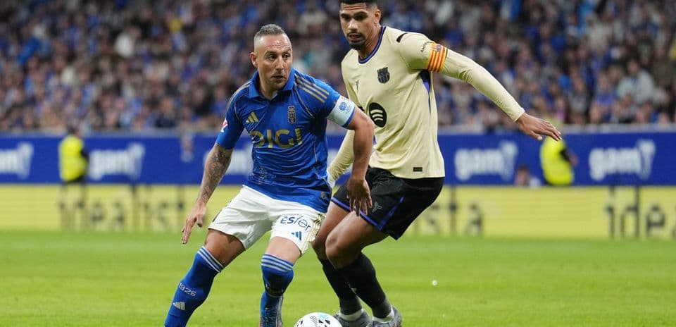 Oviedo player dribbling against Alaves opponent