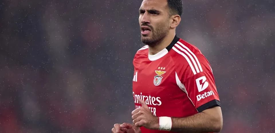 Player wearing Benfica jersey during rainy match