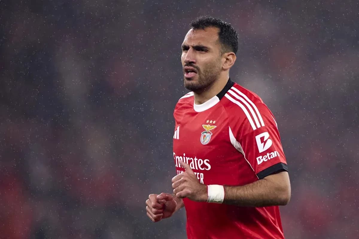 Player wearing Benfica jersey during rainy match
