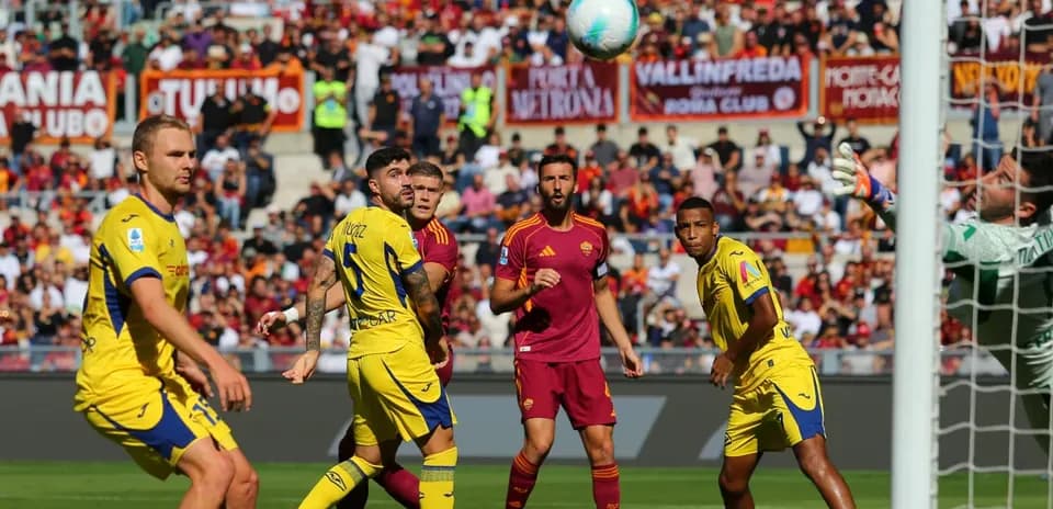 Players in action during Hellas Verona vs AS Roma