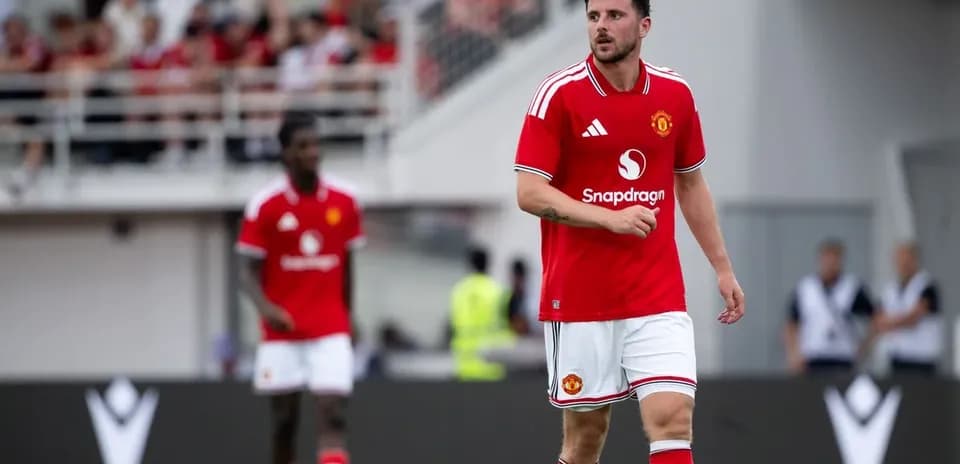 Manchester United player walking on the pitch