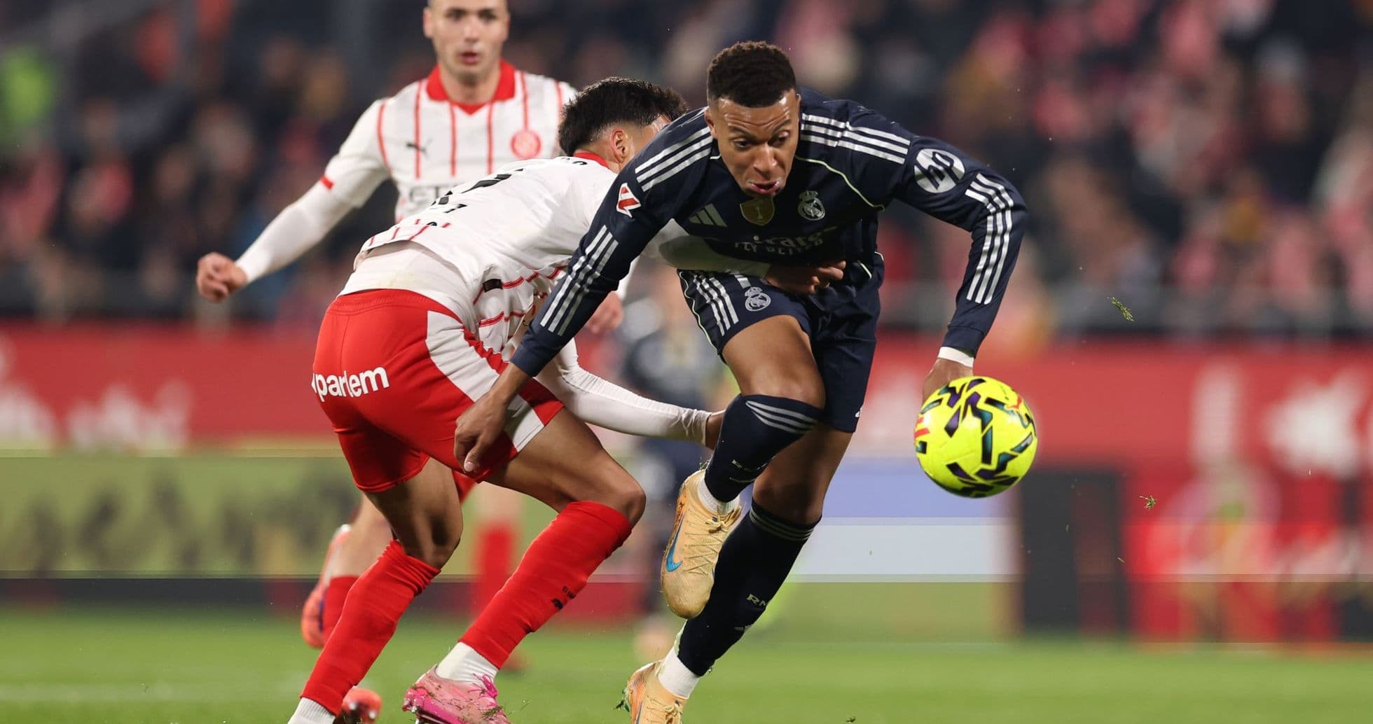 Player dribbling the ball during Girona match