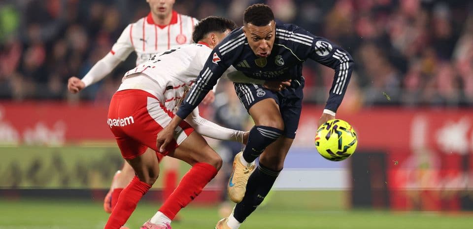 Player dribbling the ball during Girona match