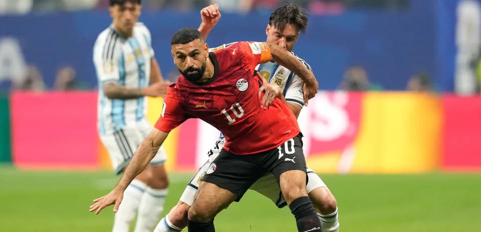 Egyptian player being challenged by Argentine opponent