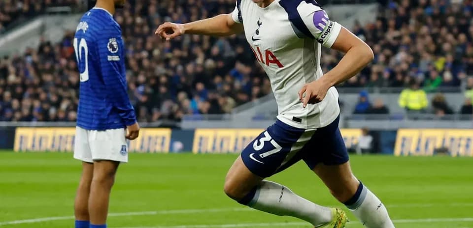 Tottenham player celebrating goal against Everton