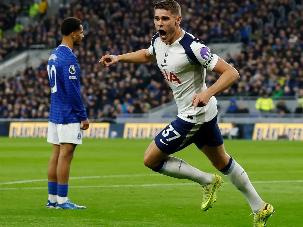 Tottenham player celebrating goal against Everton