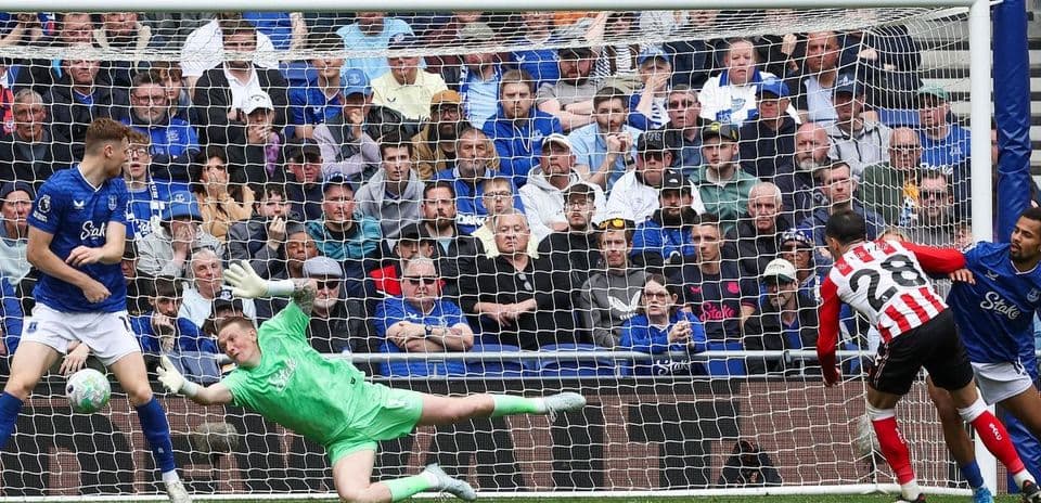 Sunderland player shooting on goal against Everton