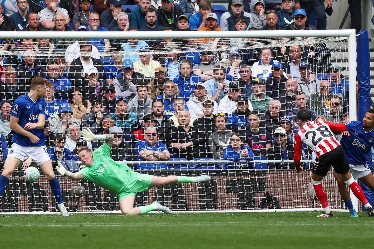 Sunderland player shooting on goal against Everton