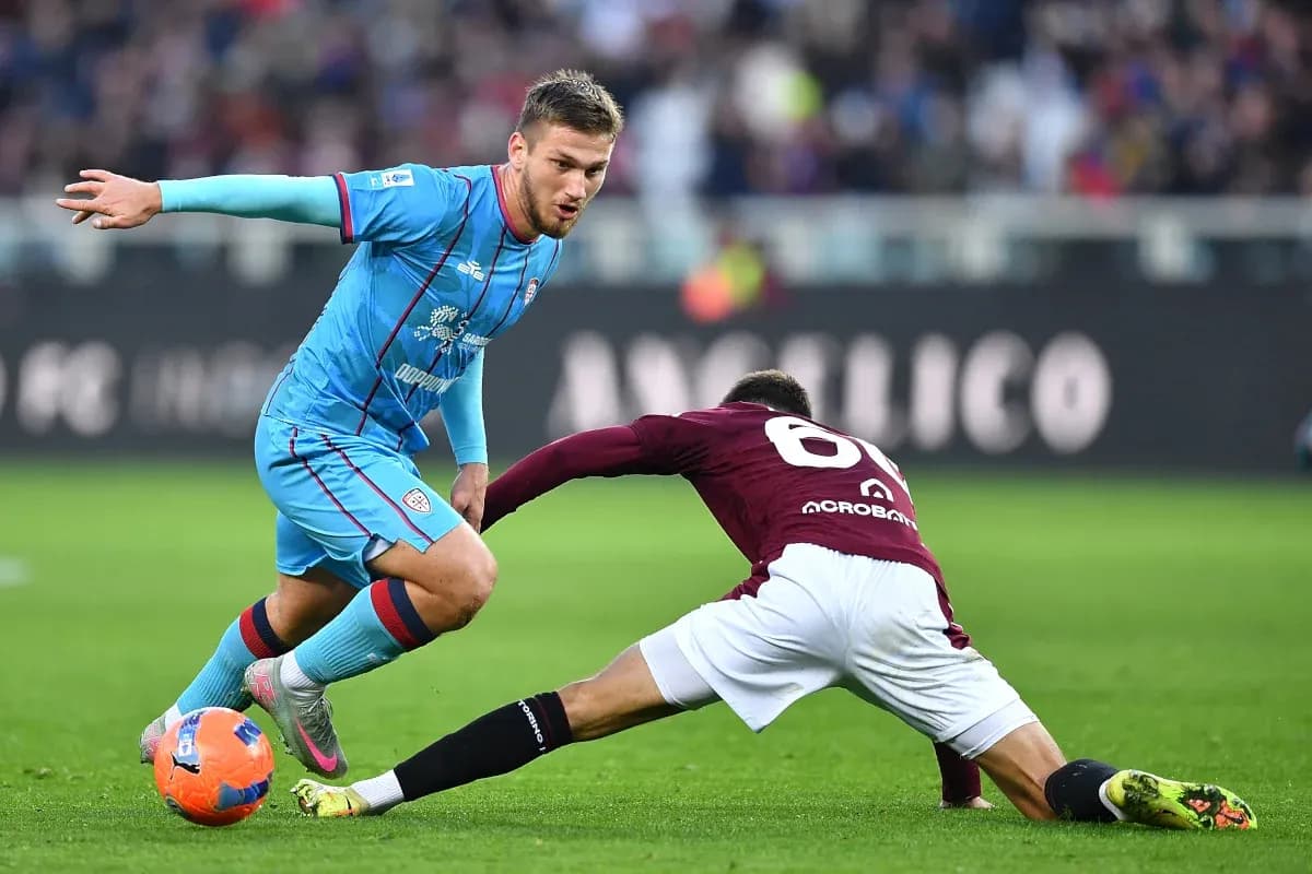 Cagliari player dribbling past Torino defender