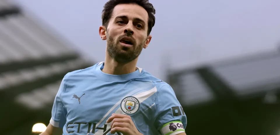 Player in Manchester City kit running on field