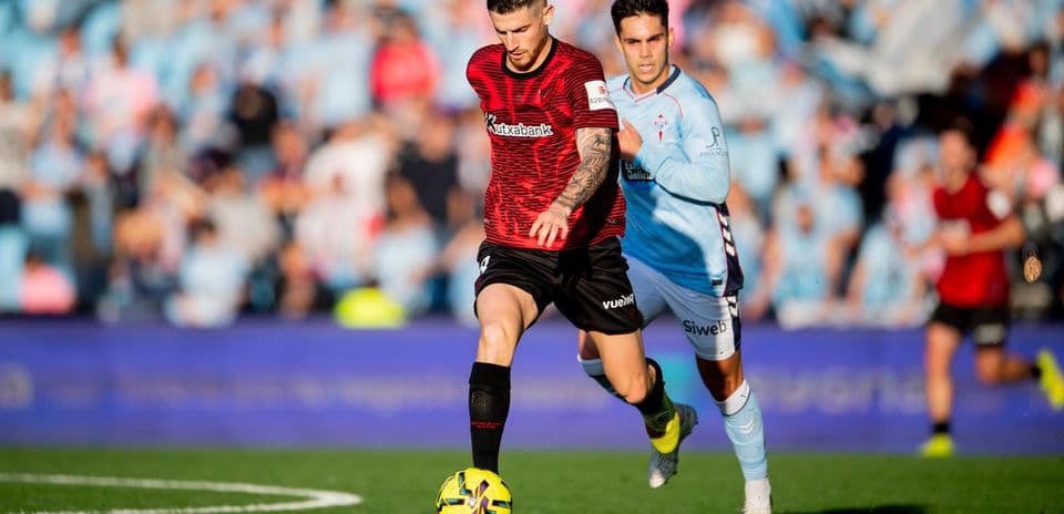 Athletic Club player dribbling past Celta Vigo opponent