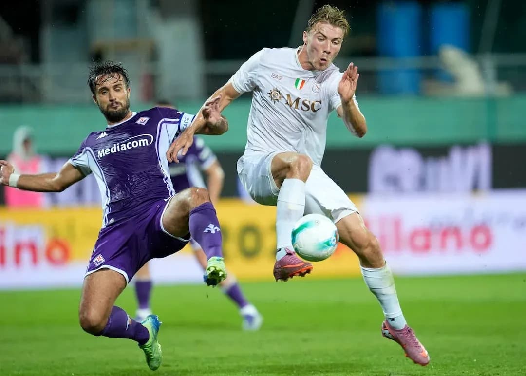 Fiorentina player tackling Napoli opponent
