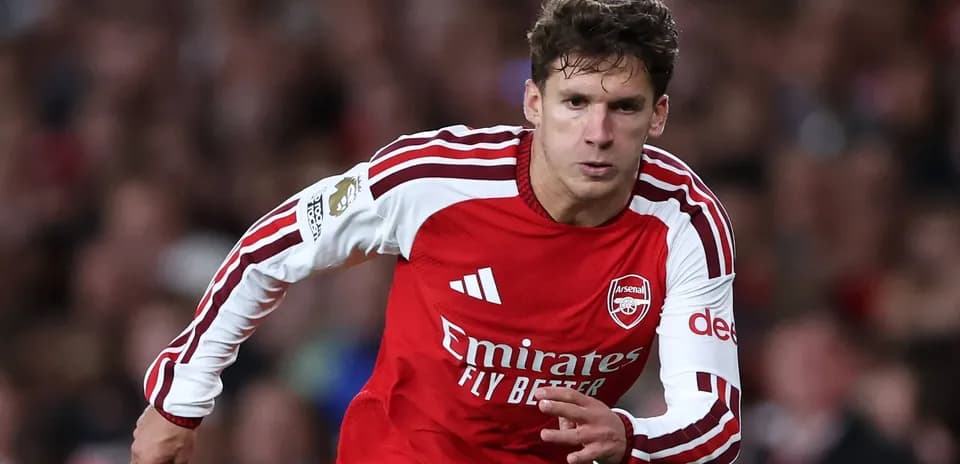 Player sprinting in Arsenal's red home kit