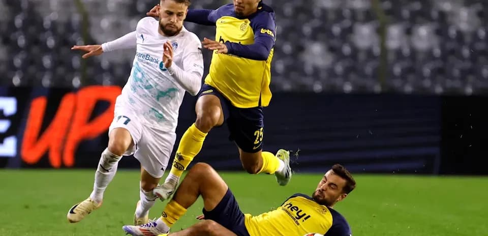 Player evading two defenders during a match