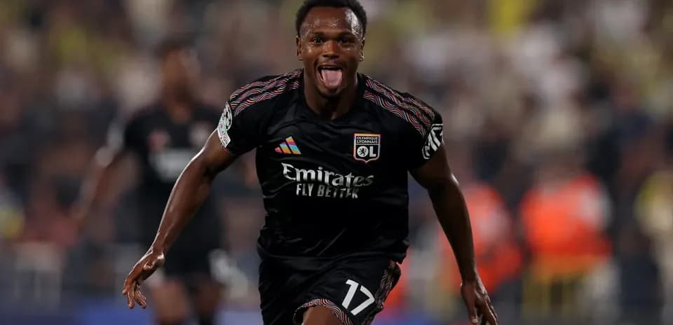 Lyon player celebrating goal against Fenerbahçe