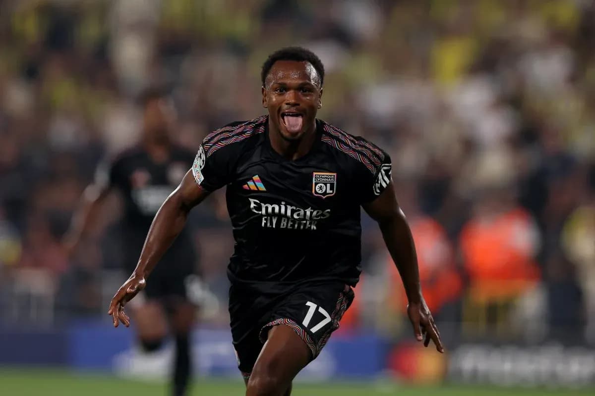 Lyon player celebrating goal against Fenerbahçe