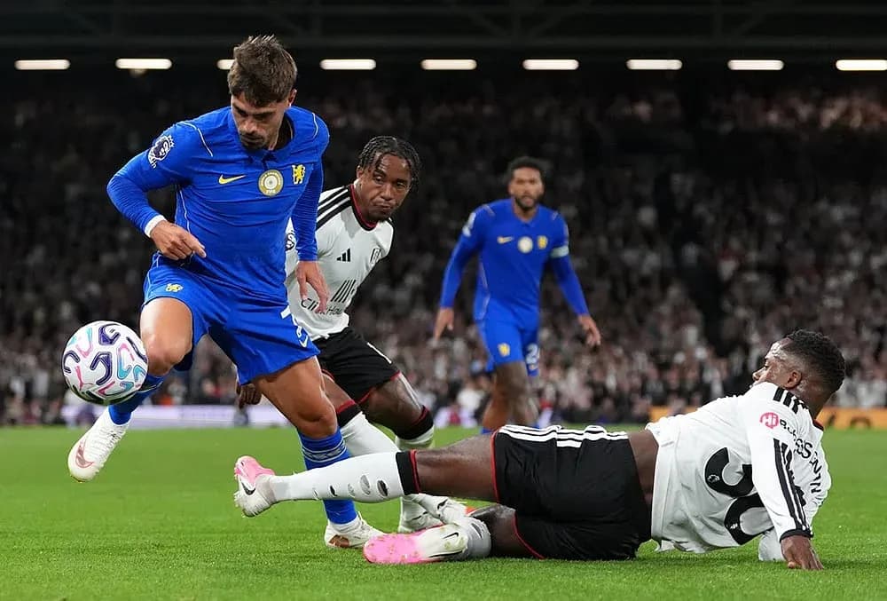Fulham and Chelsea players competing for the ball