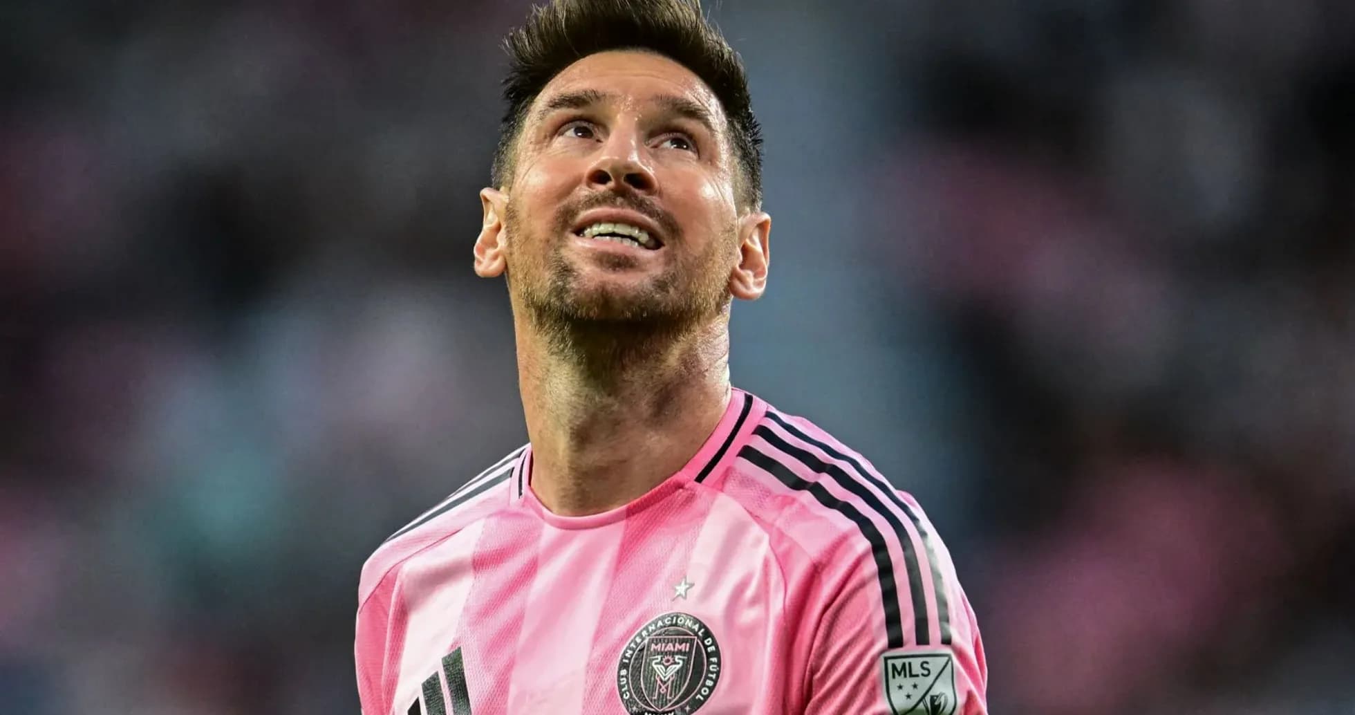 Player in pink jersey looking up during match