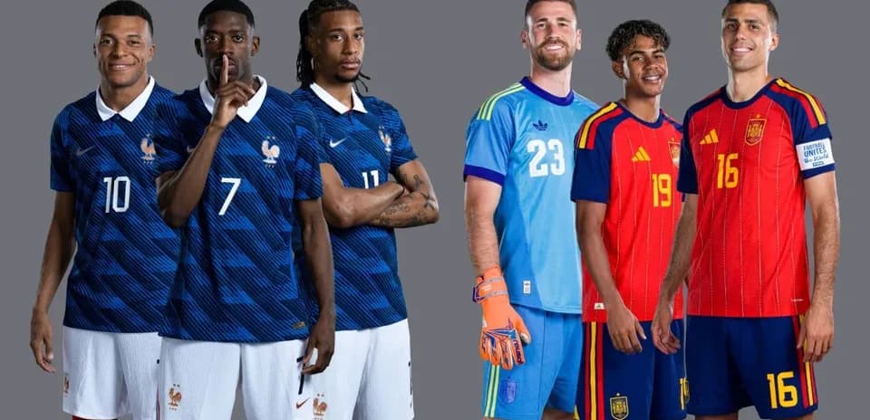 France and Spain players posing for World Cup