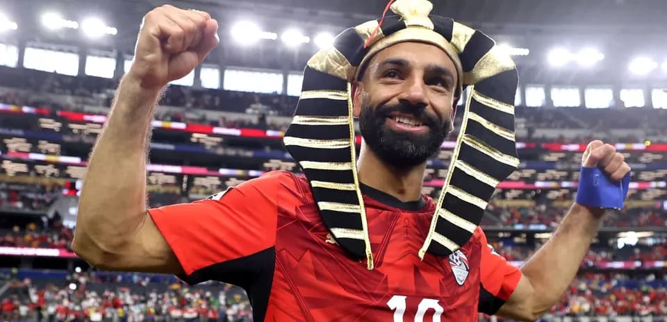 Player celebrating in Egyptian pharaoh costume