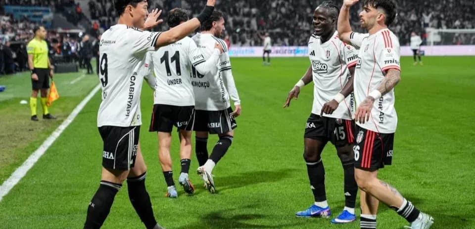 Beşiktaş players celebrating a goal during match
