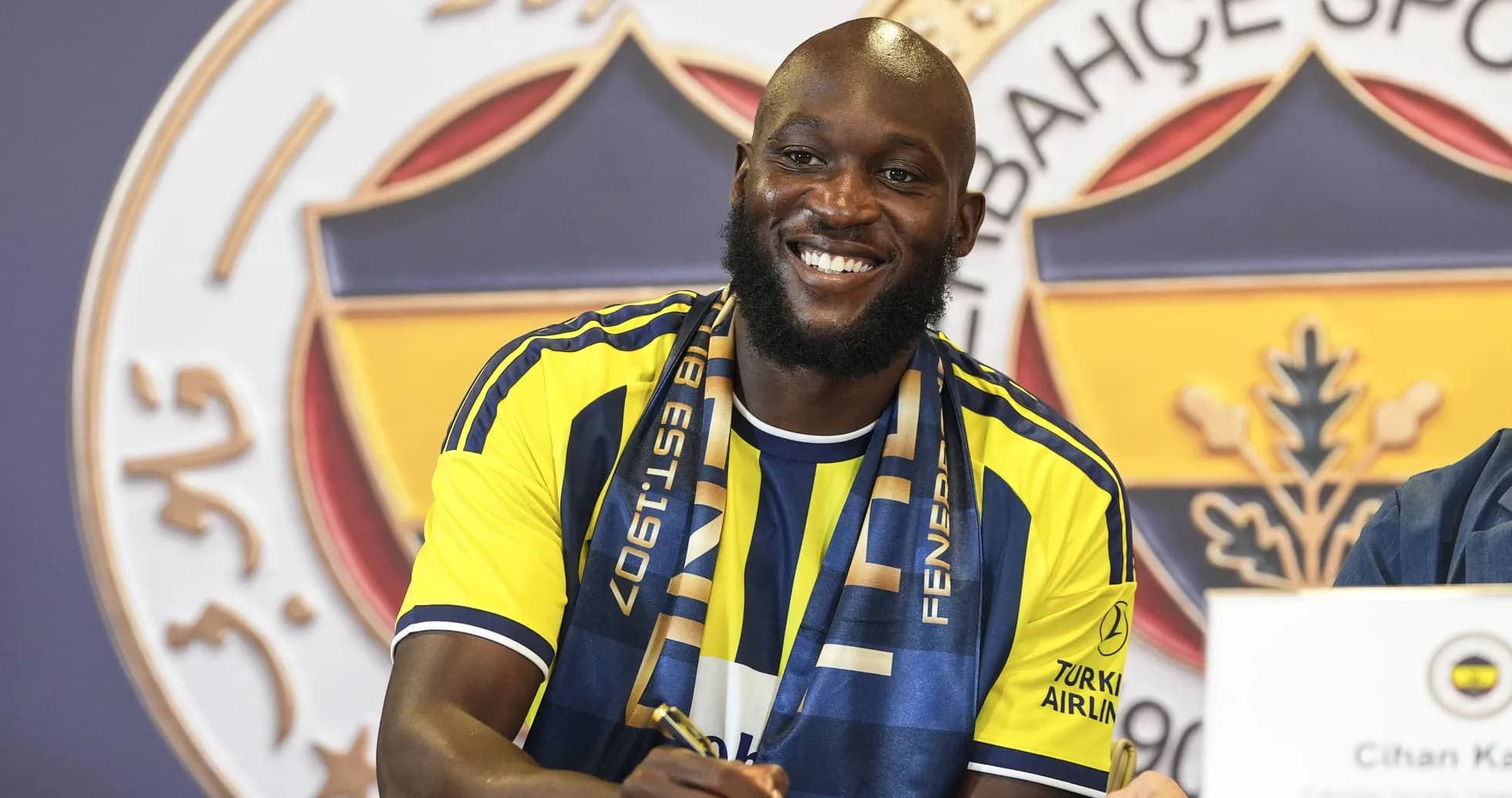 Player signing contract with Fenerbahçe at press conference