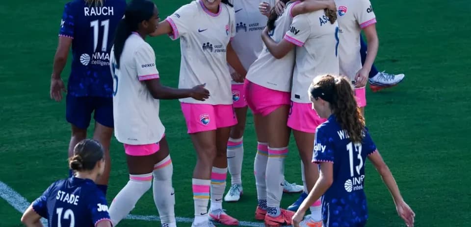 San Diego Wave players celebrating a goal